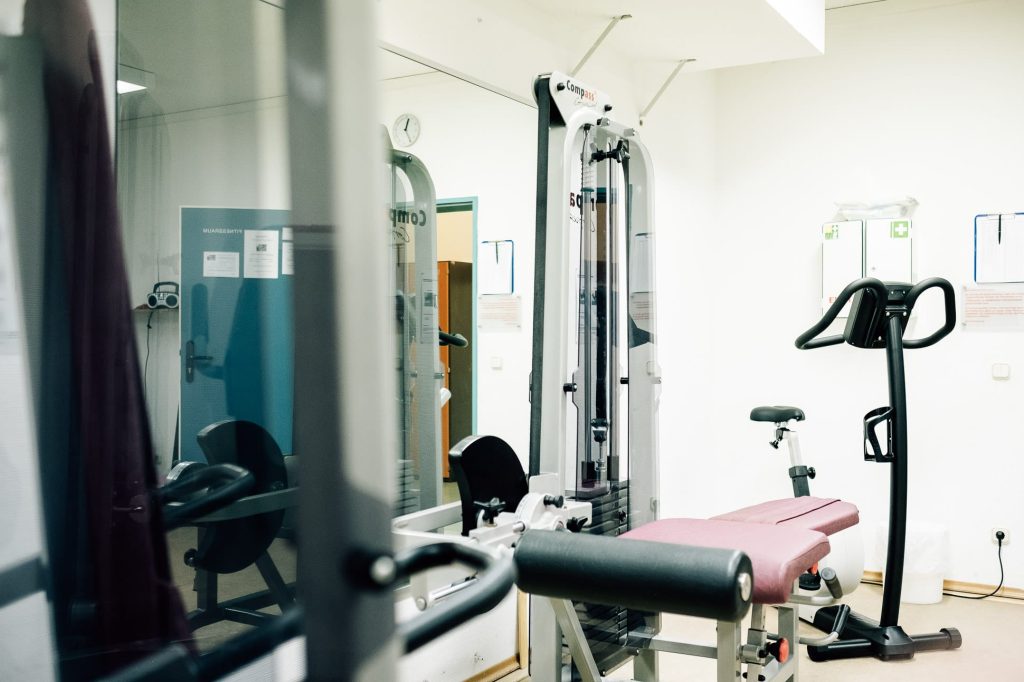 Trainingsraum der Ostseeklinik Zingst mit Ergometer, Hantelbank und Gewichten