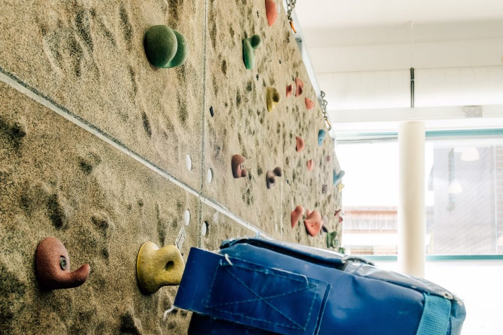 Auschnitt einer Kletterwand im Innenbereich der Ostseeklinik, im Hintergrund große Fenster