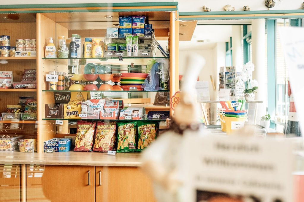 Auslage der Cafeteria der Ostseeklinik Zingst mit Knabbereien in Regalen.
