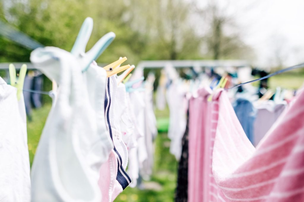 Wäscheleinen mit Wäsche im Außenbereich der Ostseeklinik Zingst.