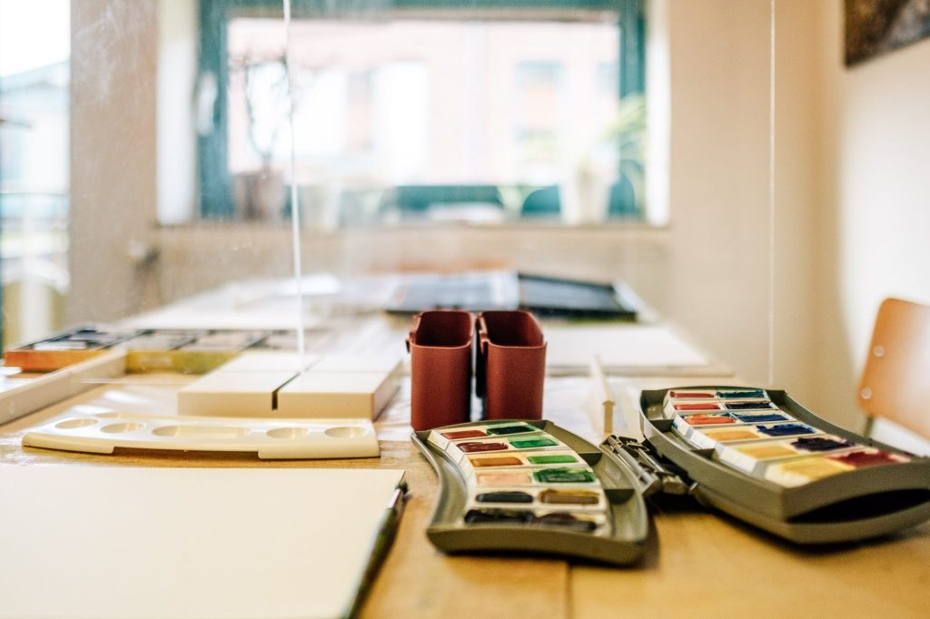 Wassermalkästen auf einem Tisch